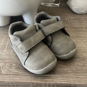 Baby stride rite walking shoe, worn a few times, in good condition
